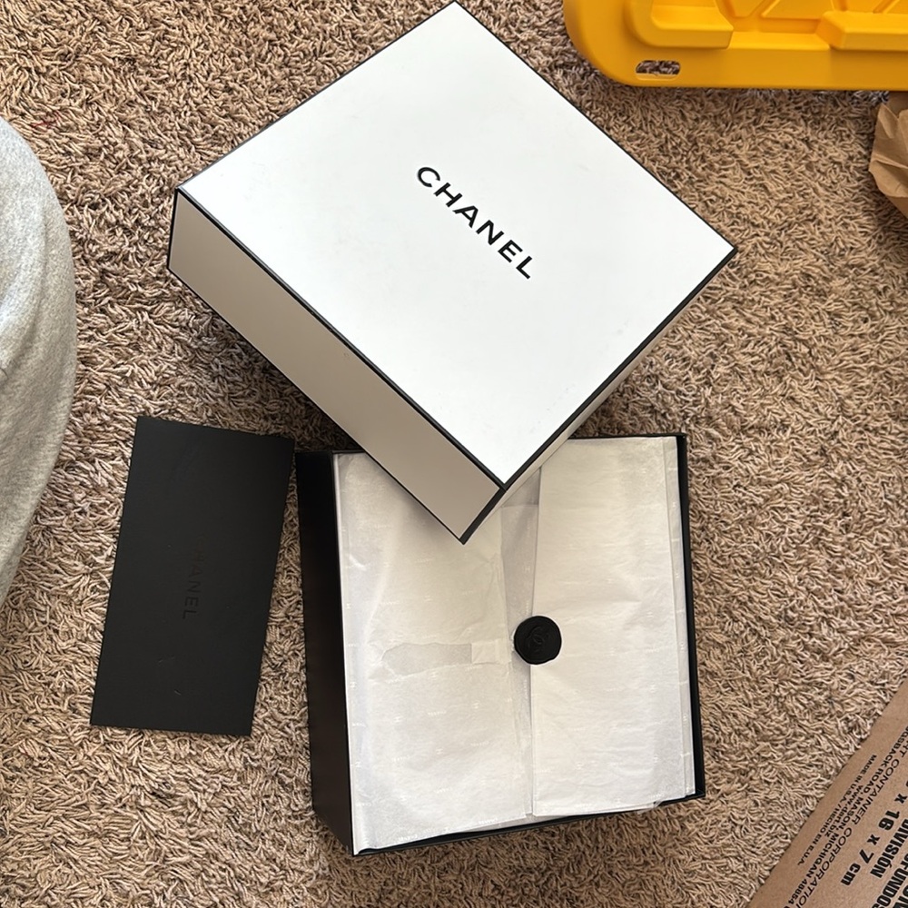 Chanel Box - Picture 2 of 2